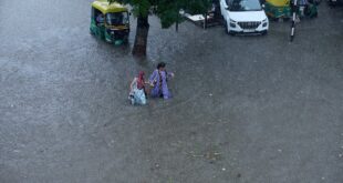 ভারতে বন্যায় জনজীবনে দুর্ভোগ