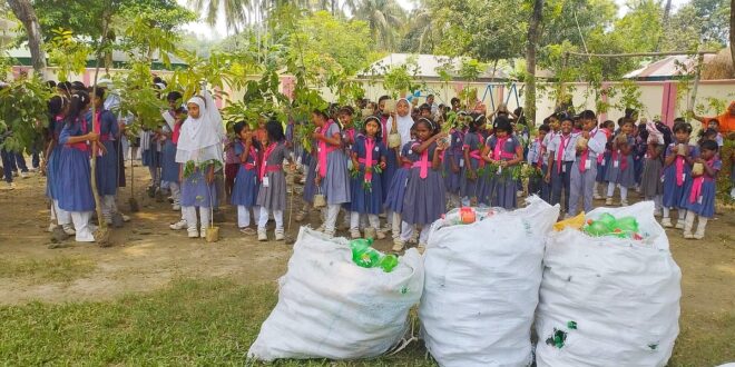 প্লাস্টিকের বিনিময়ে গাছের চারা উপহার পেল শিক্ষার্থীরা