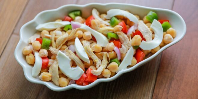 মুরগির কাবুলি বুটের সালাদ বানাবেন যেভাবে