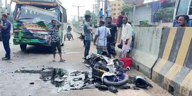 মোটরসাইকেলের গতি কমাতেই পেছন থেকে বাসের ধাক্কা, প্রাণ গেল তিনজনের