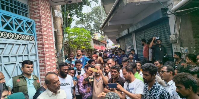 জামায়াতের এমপি ও তাঁর মেয়ে মাদ্রাসায় ঢুকে বিরোধে জড়ান, পরে বাসভবনে এলাকাবাসীর হামলা