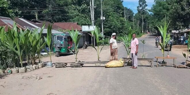 ফটিকছড়ির তিন ইউনিয়নে চলছে হরতাল, বাকি এলাকায় পাল্টা সমাবেশ