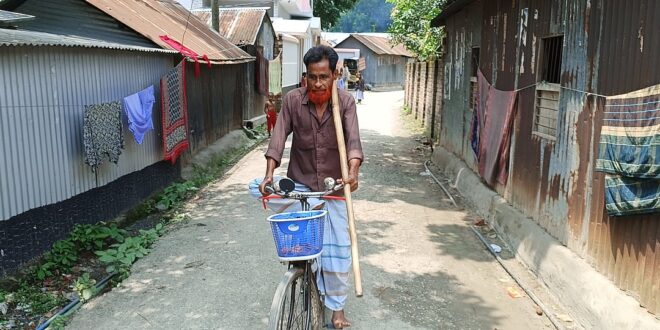 এক পায়ে সাইকেল চালিয়ে ৪৫ বছর ধরে শিক্ষকতা