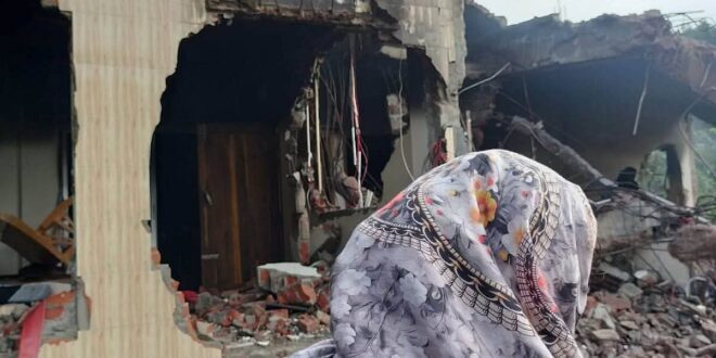 পটুয়াখালীতে আওয়ামী লীগ নেতার বাড়ি ভাঙচুর–লুটপাটের ঘটনায় থানায় মামলা না নেওয়ার অভিযোগ