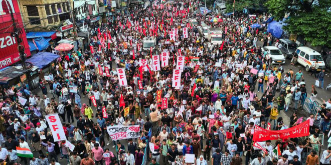 শিক্ষামন্ত্রীর পদত্যাগসহ বিভিন্ন দাবিতে কলকাতায় বড় বিক্ষোভ