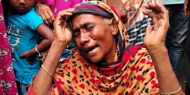 পদ্মায় ডুবল জাহেরার ঋণের নৌকা, নিজে বাঁচলেও স্বামী-সন্তান নিখোঁজ