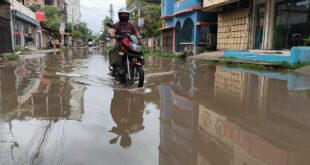 পাবনার শহরের পথে পথে গর্ত আর পানি, দুর্ভোগ