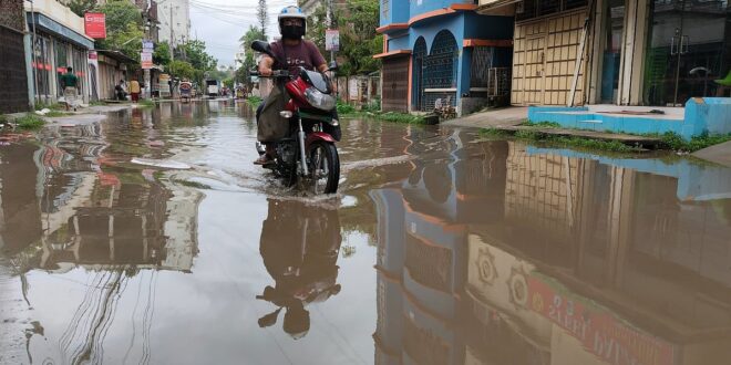 পাবনার শহরের পথে পথে গর্ত আর পানি, দুর্ভোগ