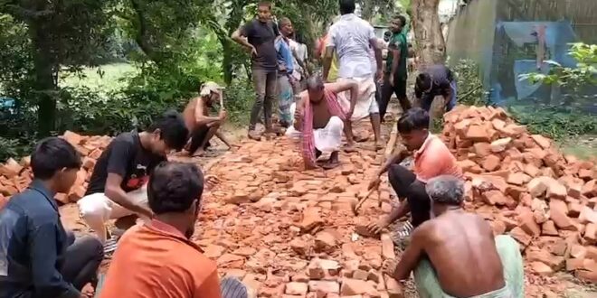 সরকারি সহায়তার অপেক্ষা নয়, চাঁদা তুলে রাস্তা বানাচ্ছেন গ্রামের তরুণেরা