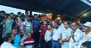 খোকসায় আড়াই ঘণ্টা রেলপথ অবরোধ, প্রশাসনের আশ্বাসে ট্রেন চলাচল স্বাভাবিক