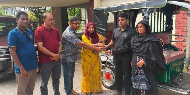 নতুন ইজিবাইক পেয়ে মুখে হাসি ফুটল কিশোর মিশকাতের