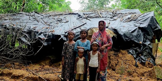 ঝড়ে ভেঙে পড়েছে ঘর, তবু লেখাপড়া থামায়নি অদম্য তিন কন্যা