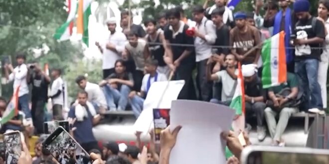 দিল্লির যন্তর মন্তরে ককরোচ জনতা পার্টির বিক্ষোভে কী কী হলো?