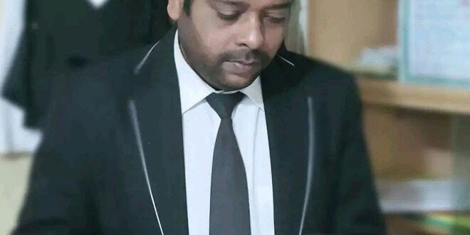 এক মাস আগে সড়কে প্রাণ যায় বাবার, এবার ছুরিকাঘাতে আইনজীবী ছেলে নিহত
