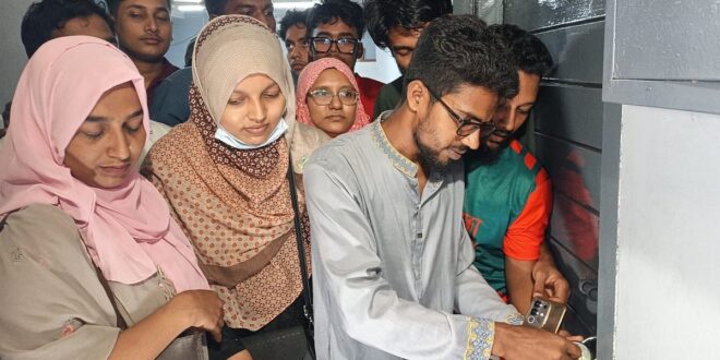 বরিশাল সিভিল সার্জনের কক্ষে তালা, পদায়ন বাতিলের দাবি