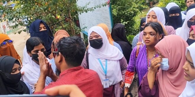 বদলি হওয়া শিক্ষক করজোড়ে শিক্ষার্থীদের বললেন, ‘আন্দোলন করে আমার চাকরিটা খাইও না’