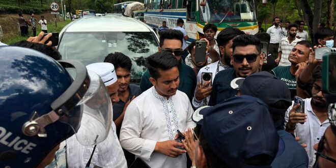 পুলিশের ব্যারিকেড ভেঙে শ্রীমঙ্গল থেকে হবিগঞ্জের পথে এনসিপির নেতারা