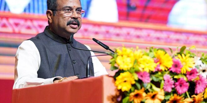 ‘তেলাপোকাদের’ আন্দোলনের মুখে পদত্যাগ করলেন ভারতের শিক্ষামন্ত্রী