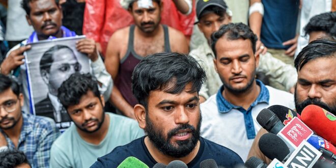 যন্তর মন্তরে ‘তেলাপোকাদের’ আন্দোলন চলবে, সরকারের কাছে তাদের তিন দাবি কী