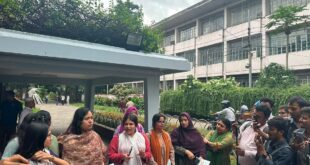 এবার ঢাবির ছাত্রী হল ২৪ ঘণ্টা খোলা রাখার বদলে সময় বাড়ানোর দাবিতে স্মারকলিপি