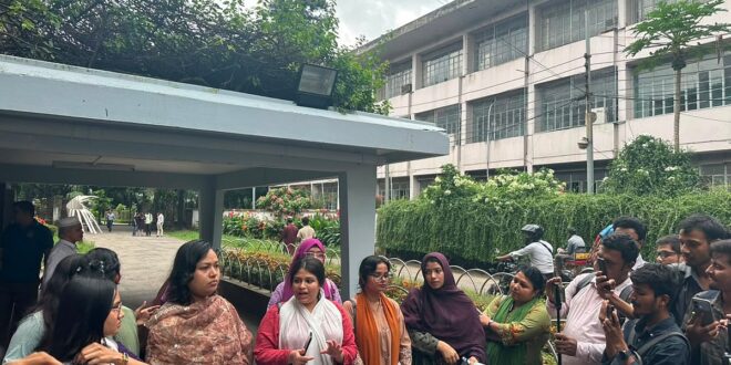 এবার ঢাবির ছাত্রী হল ২৪ ঘণ্টা খোলা রাখার বদলে সময় বাড়ানোর দাবিতে স্মারকলিপি