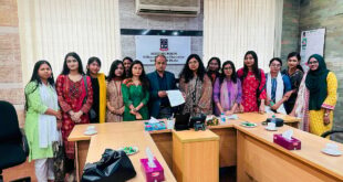 ঢাকা বিশ্ববিদ্যালয়ের ছাত্রী হল ২৪ ঘণ্টা খোলা রাখার দাবিতে উপাচার্যকে স্মারকলিপি