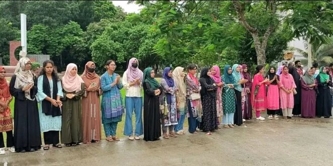 ছাত্রী হলে গোপনে ভিডিও, জড়িত ক্যানটিনকর্মীর দৃষ্টান্তমূলক শাস্তি দাবি