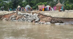 ব্রহ্মপুত্রের ভাঙন দেখে মাইকে ঘোষণা, ‘যার যা কিছু আছে, তাই নিয়ে নদীপাড়ে চলে আসেন’