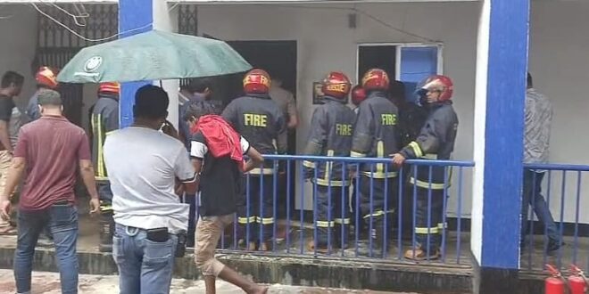মানিকগঞ্জ সদর থানায় অগ্নিকাণ্ডে পুড়ল ওসির কক্ষ