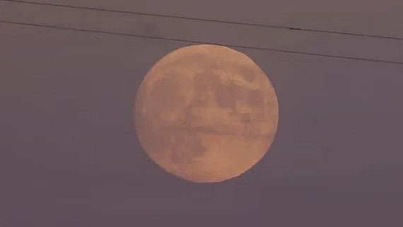 ধীরে ধীরে দূরে সরে যাচ্ছে চাঁদ