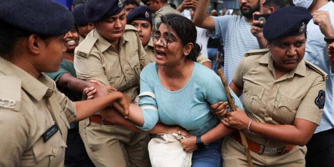 মেডিক্যালে আবার ভর্তি পরীক্ষার আগে আত্মঘাতী মেয়ের শোক নিয়ে মা–বাবা গেলেন যন্তর মন্তরে