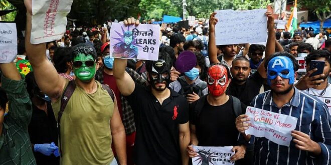 কেন যন্তর মন্তরের কিছু বিক্ষোভকারী মুখ ঢেকে রাখছেন