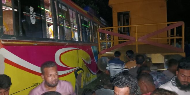 ক্রসিং পার হচ্ছিল বাস, মাহিন্দ্র ও ইজিবাইক, হঠাৎ ট্রেনের বিচ্ছিন্ন বগির ধাক্কা, দুজন নিহত
