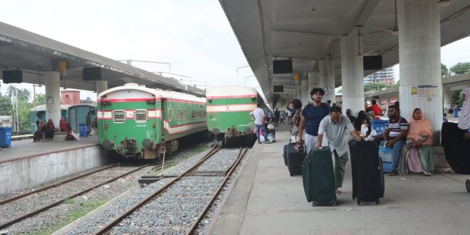 রাজশাহীতে আট ঘণ্টা পর শিক্ষার্থীদের রেলপথ অবরোধ প্রত্যাহার, ট্রেন চলাচল শুরু