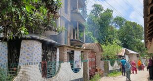 রাজশাহীতে গ্রাম পুলিশের স্ত্রীকে ছুরিকাঘাতে হত্যা, অভিযুক্ত ব্যক্তির বাড়িতে আগুন