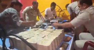 পশ্চিমবঙ্গে সরকারি গাড়ি চালকের বাড়ি থেকে ২০ কোটি রুপি ও ১৫ কেজি স্বর্ণ উদ্ধার