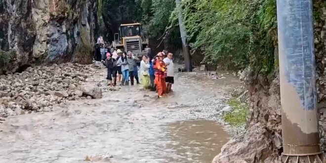 নদীর ধারে ক্যাম্পিং, হঠাৎ পাহাড়ি ঢলে প্রাণ গেল অন্তত ১০ জনের