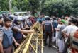 বকশীবাজার মোড়ে পুলিশের ব্যারিকেড, আলিয়া মাদ্রাসার হলে যেতে পারছেন না কেউ