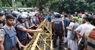 বকশীবাজার মোড়ে পুলিশের ব্যারিকেড, আলিয়া মাদ্রাসার হলে যেতে পারছেন না কেউ