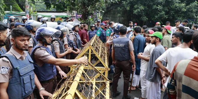 বকশীবাজার মোড়ে পুলিশের ব্যারিকেড, আলিয়া মাদ্রাসার হলে যেতে পারছেন না কেউ