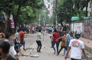 ঢাকা আলিয়া মাদ্রাসার সামনে ছাত্রদল–ছাত্রশিবিরের সংঘর্ষ চলছে