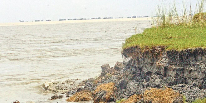 ভোলায় বালু উত্তোলনে ডুবছে চর