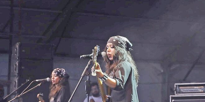 জুলাই স্মরণে গান, বৃষ্টিতেও উপচে পড়া ভিড়