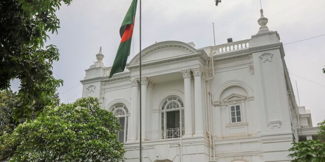 উইং কমান্ডার সাইফুর রহমানকে গ্রেপ্তার দেখাতে ট্রাইব্যুনালে আবেদন