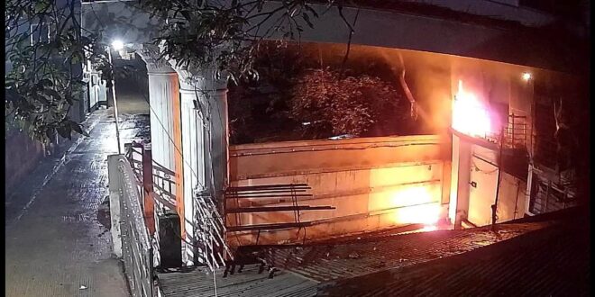 মাস্ক পরে সাবেক শিক্ষামন্ত্রী মহিবুলের বাসায় আগুন