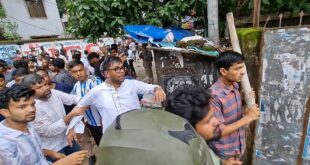ছাত্রদল-শিবির সংঘর্ষে রণক্ষেত্র বকশীবাজার