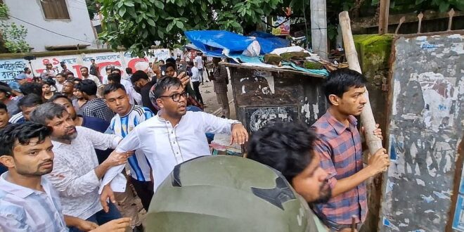 ছাত্রদল-শিবির সংঘর্ষে রণক্ষেত্র বকশীবাজার