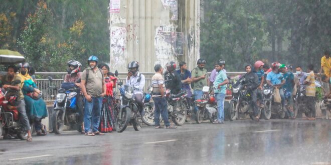বৃষ্টি–জলাবদ্ধতায় দুর্ভোগে রাজধানীবাসী