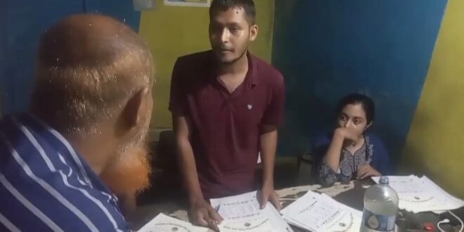 বন্ধুদের নিয়ে চায়ের দোকানে এইচএসসি পরীক্ষার খাতা দেখছিলেন শিক্ষক, ৪০০ খাতা জব্দ