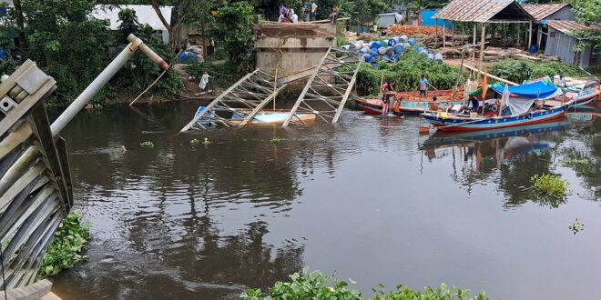 সংস্কারের সময় সেতু ভেঙে নদে, ৪৫ হাজার ইট তুলতে অভিযান শুরু